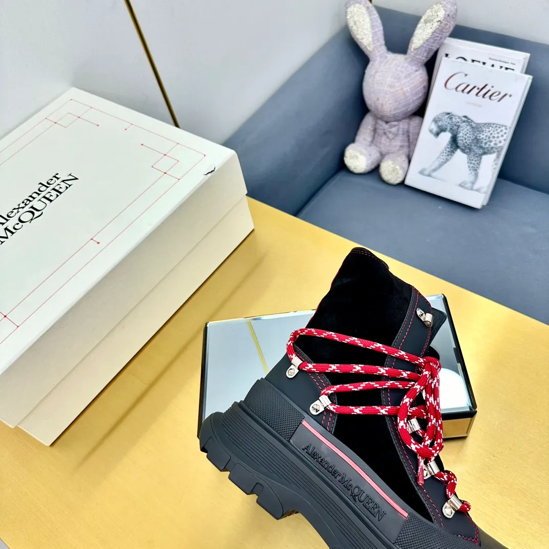 👟👟Ex-factory price 680👟👟 Alexander McQueen's latest thick-soled Martin boots, original 1:1 development, outsole original open-film TPU sole, fabric full-grain cowhide + high mercerized cowhide, lining sheepskin original hardware carabiner bottom height 5cm Size: #35-40 39-45